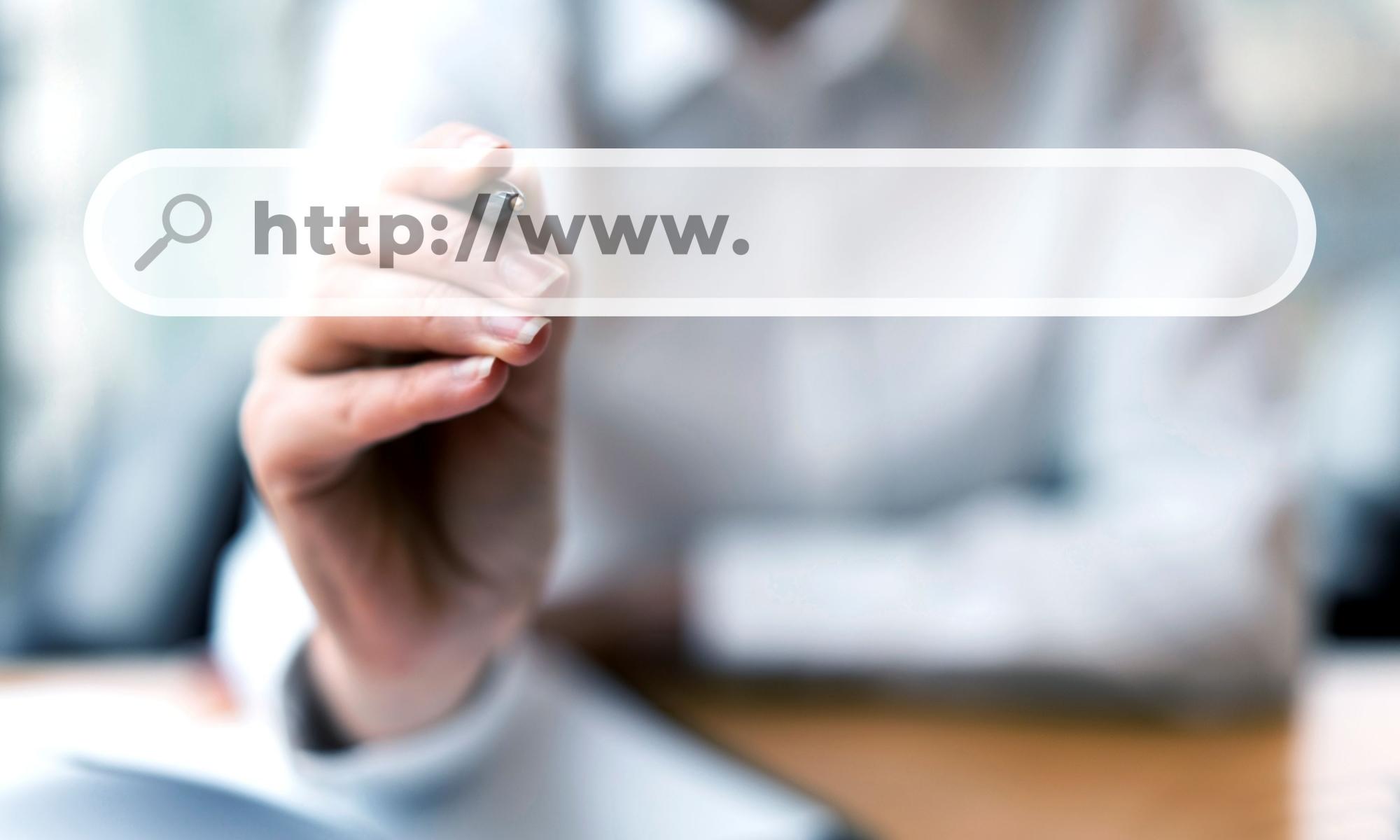 concetto-di-hosting-di-siti-web-con-barra-di-ricerca.jpg